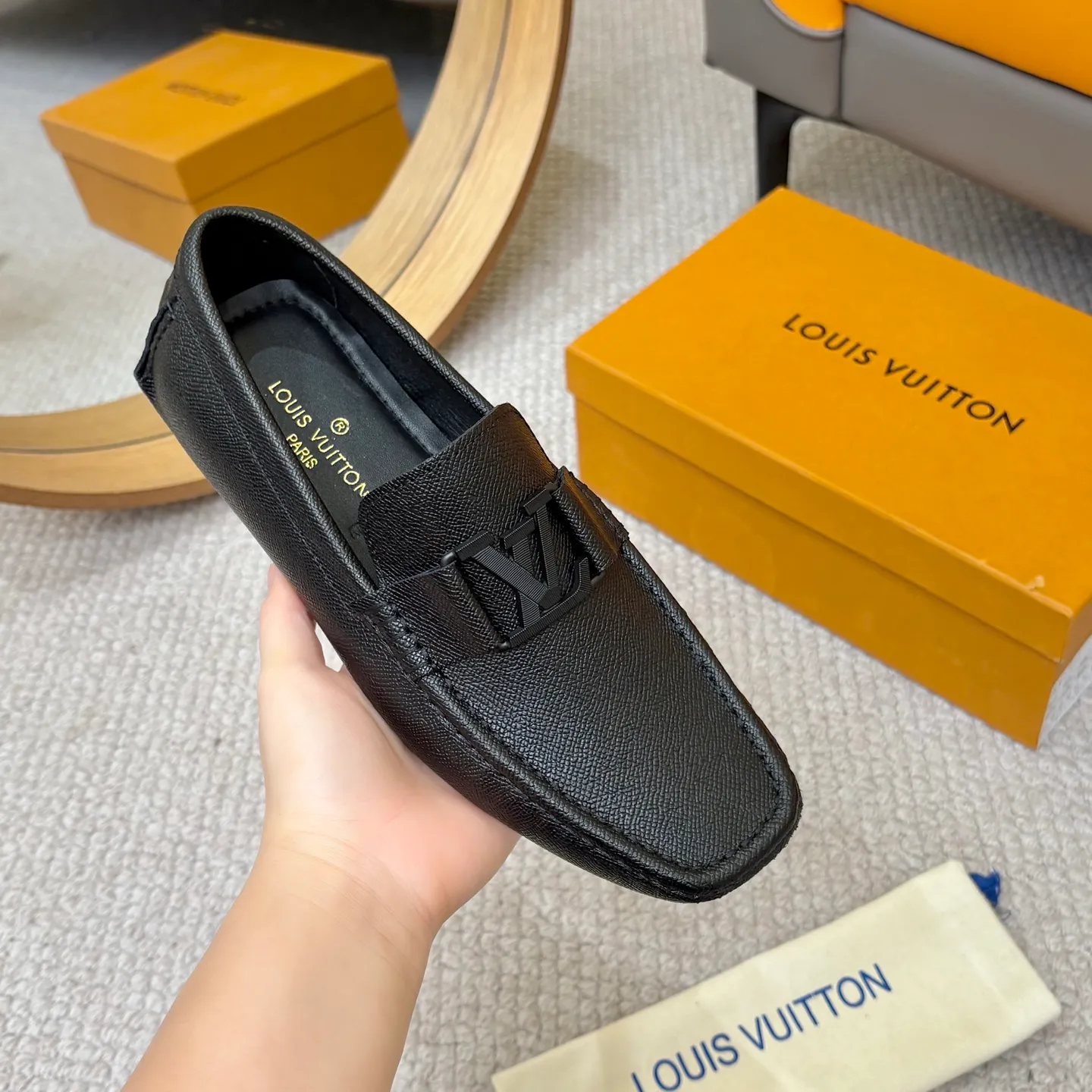 Men's men's shoes 💰420 (Yangli) LV 2⃣️0⃣️2⃣️5️⃣Spring and summer counter GLORIA series models ✈️Original factory special leather production, original last type. A classic driving slip-on casual shoe that shows an elegant style with exquisite craftsmanship details such as Monogram embossing all over the upper🌀Italian imported calfskin fabric Sheepskin foot pads➕Inside～Private mold replica sole Unique style Comfortable driving slip-on Size: 4-12 (38-46) Comes with [Counter packaging: original box, wrapping paper, card, instruction manual, shoehorn, cloth bag] No pressure to enter and leave the counter!